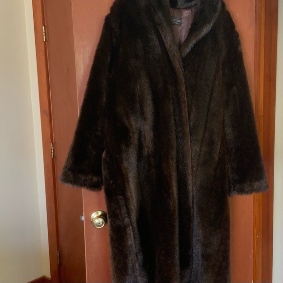 Gently loved Donna Salyer’s Fabulous Full Length Sable Faux Fur Coat - Picture 5 of 7